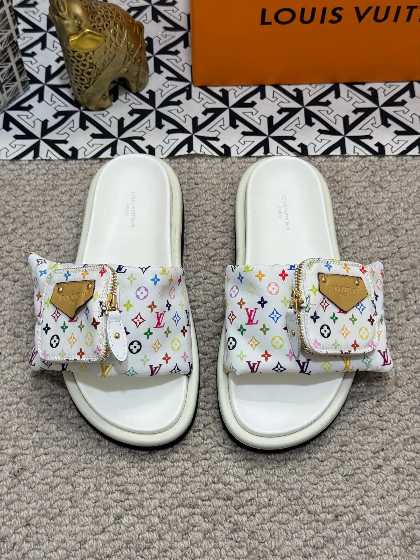 Men's shoes 💰400 [New style] 🦇🦇Top original order [Louis Vuitton] Couple style 👫Spring and summer style🎯🎯As an active family in the fashion industry ⭐ Lv is characterized by bold innovation ⚡Fabric down cloth🔥 Combined outsole, clean and tidy ⚡Fashionable and generous🌹Multiple colors available..Size: 36-44 (45 customized